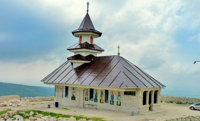 Biserica dintr-o Piatră – Năeni