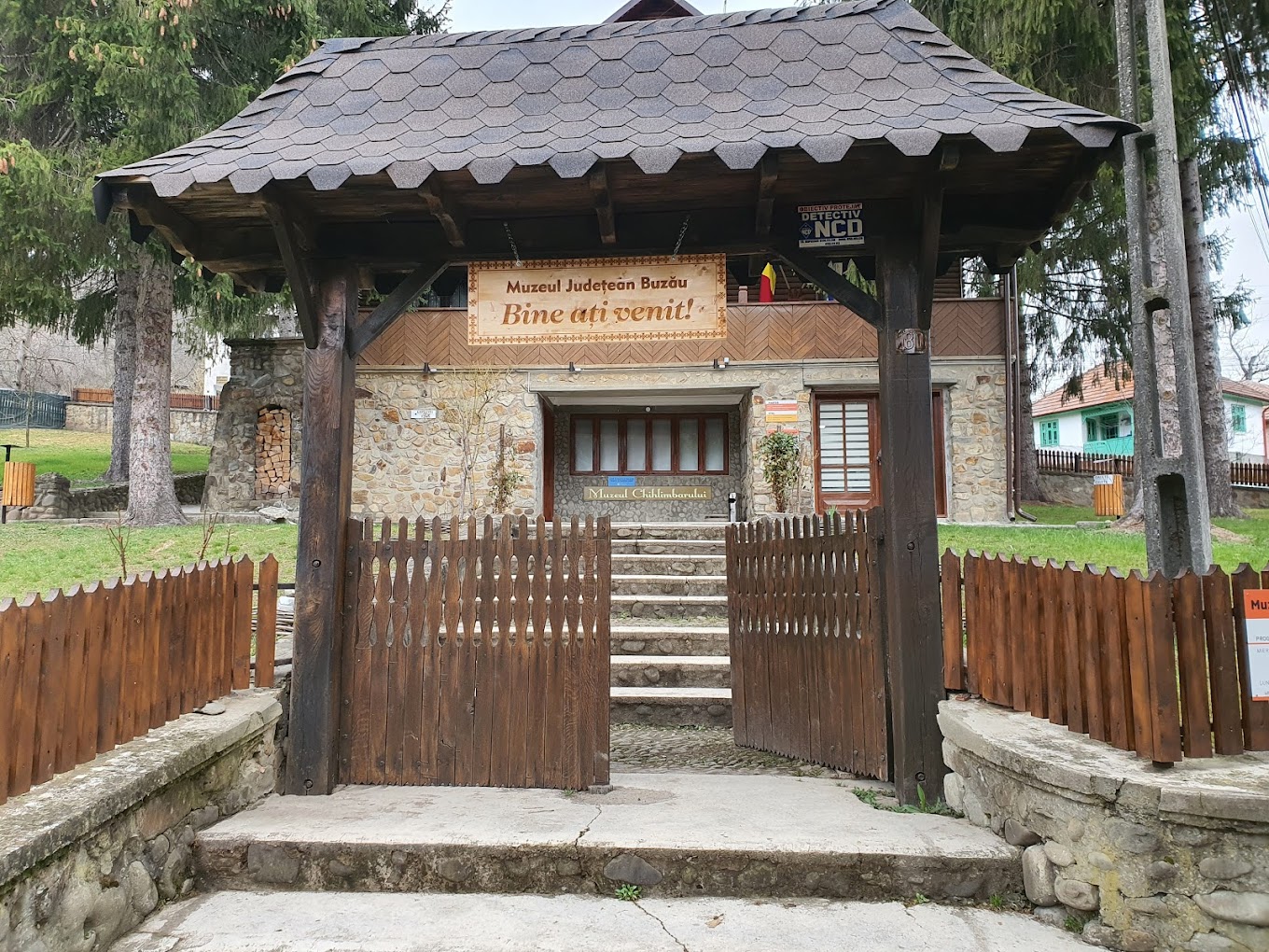 Muzeul Chihlimbarului – Colți